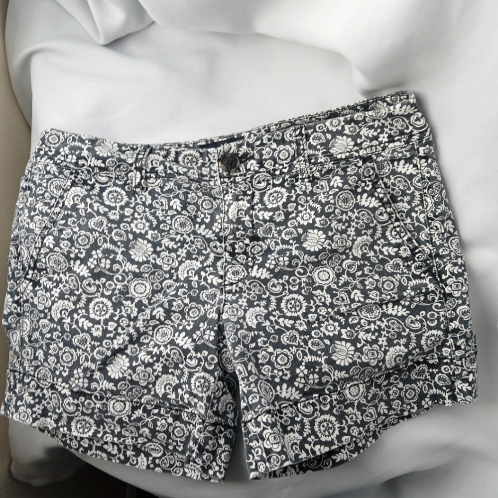 American Eagle Outfitters Navy and White Floral Print Women’s Shorts